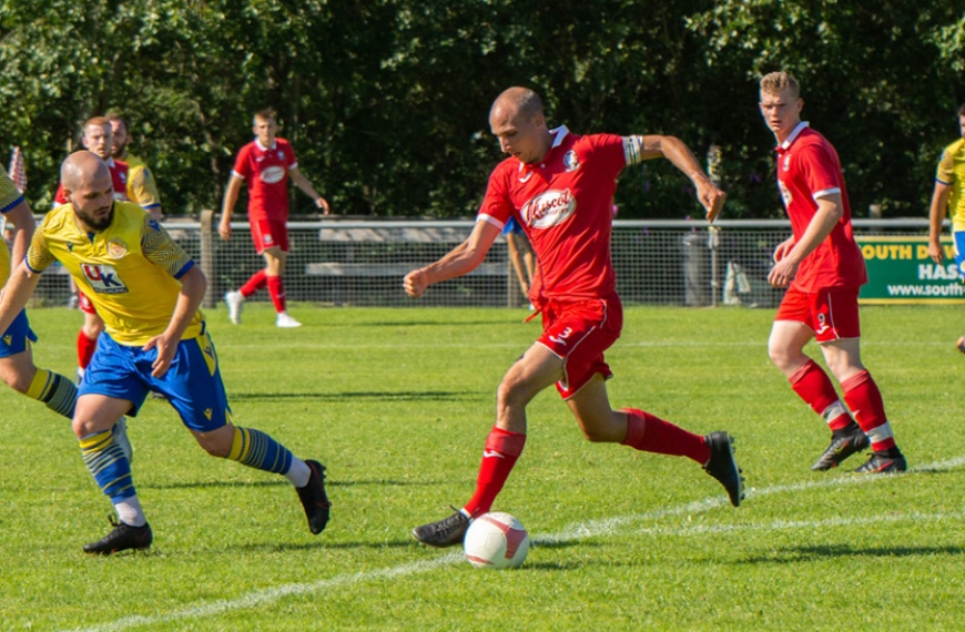 Andy Whittingham running with the ball for Hassocks against Eastbourne Town