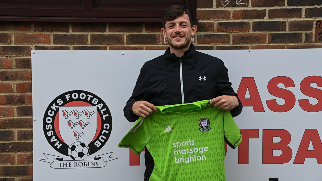 Trigwell signs up for second season as Robins number one