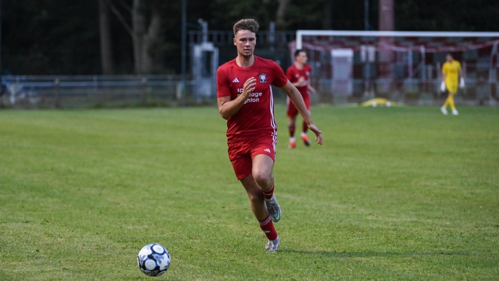 Morgan Vale playing for Hassocks against Arundel